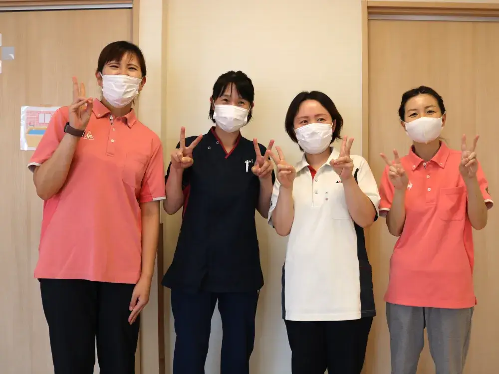生活支援員だけでなく、看護師やリハビリスタッフとも連携します。
