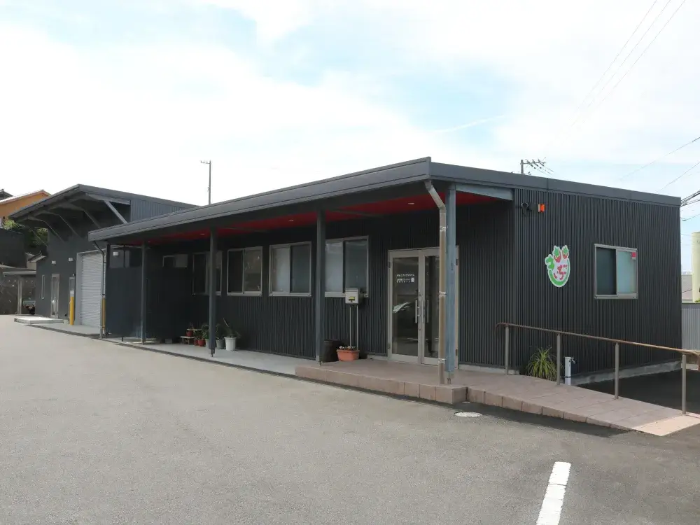 施設外観です。是非一度、職場見学に来てください！