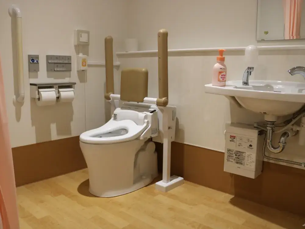 お部屋のトイレも広々しているので車いすでも快適です。