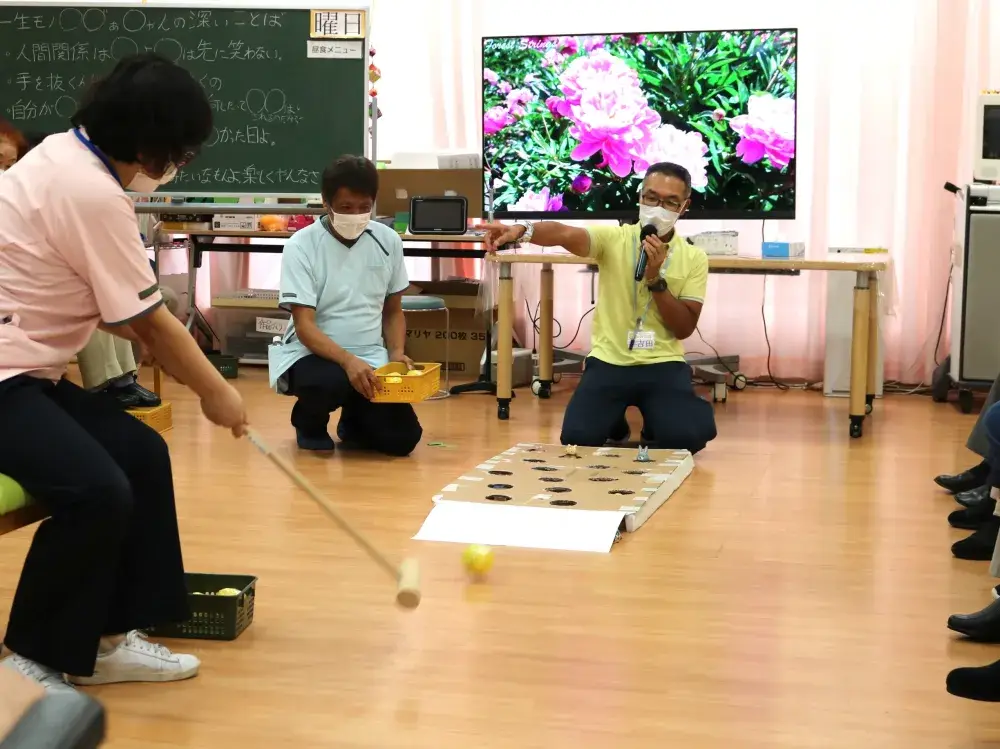 レクリエーションの様子です。職員が率先して盛り上げます。