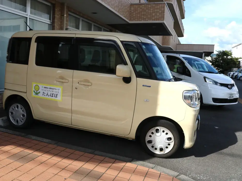 送迎は社用車を使用します。軽中心ですが、大型車もあります。