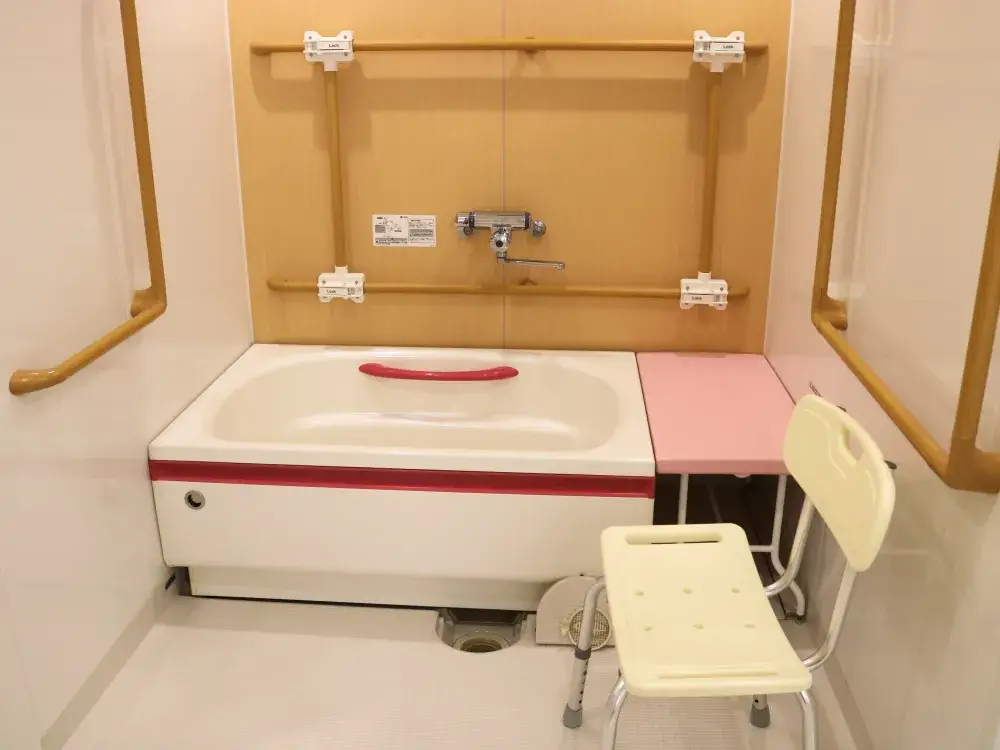 できるだけ日常生活に近い浴室で対応します。
